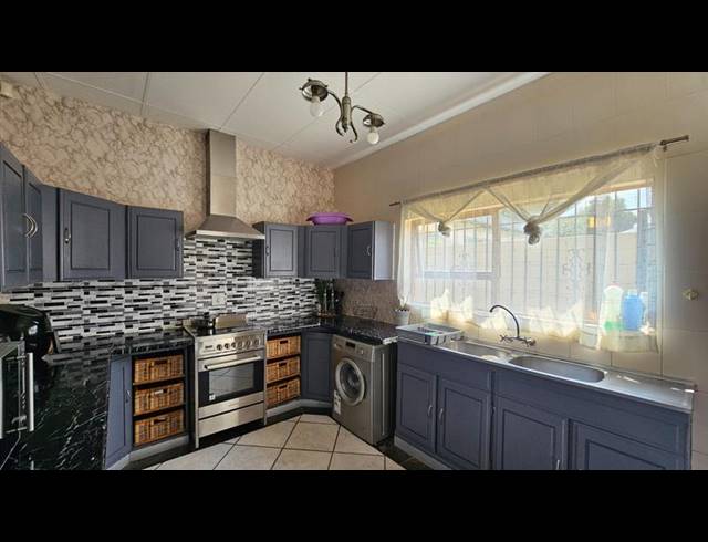 3 BEDROOM HOUSE FOR SALE IN EAST TOWN